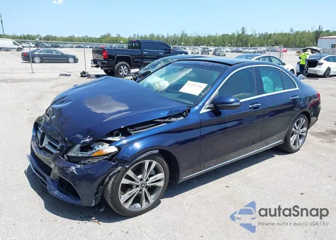 2017 Mercedes-Benz C 300 Luxury/Sport z USA, uszkodzony, nr VIN 55SWF4JB0HU219942